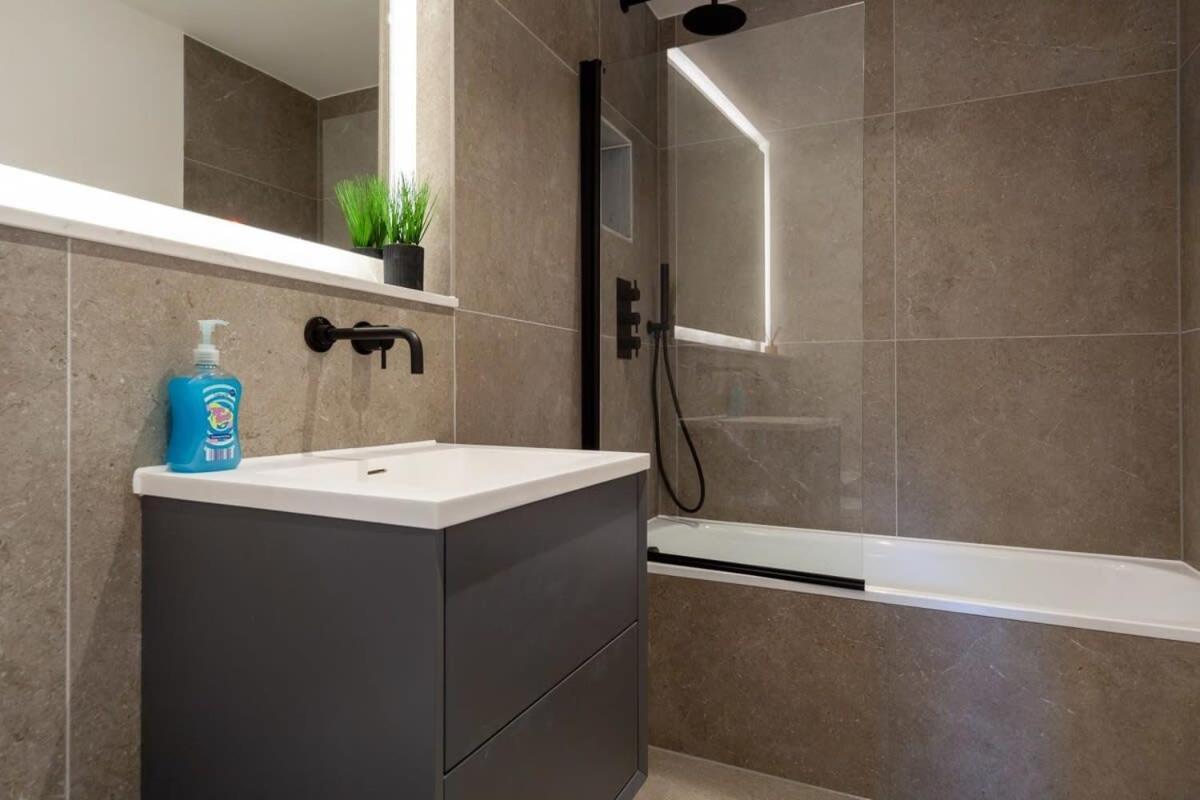 Modern 2 Bedroom Apartment In Wimbledon London Luaran gambar